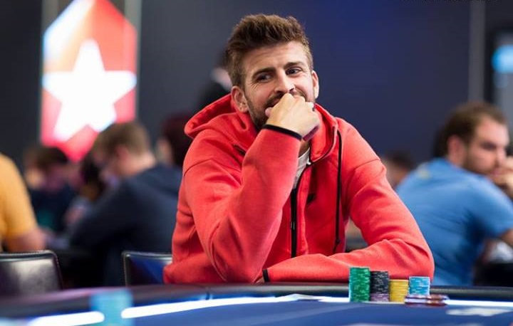 Footballeurs jouant au poker